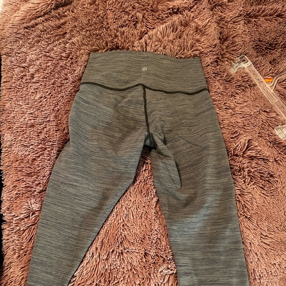 Lululemon cropped leggings size 6 - Picture 4 of 4